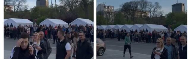 "ACO SRBINE": Ori se podrška predsedniku ispred Skupštine (VIDEO)