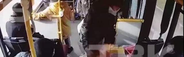 (VIDEO) INCIDENT U AUTOBUSU: Čovek UDARIO IZ SVE SNAGE kondukterku! Ugrozio sve oko sebe nesavesnim ponašanjem