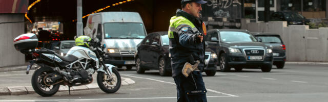 UDES U TERAZIJSKOM TUNELU U BEOGRADU Delovi automobila rasuti po kolovozu