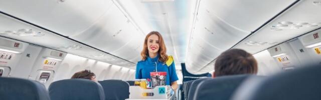 Stjuardesa UPOZORAVA: Ovo piće je NAJGORE naručivati tokom leta avionom