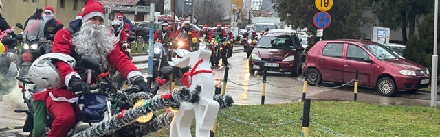 Deda Mrazovi na motorima i ove godine dele paketiće mališanima na Dečijoj onkologiji u Nišu