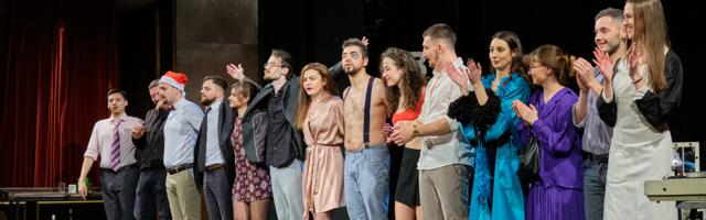 Novogodišnje izvođenje predstave „Preljubnici“ u niškom pozorištu, publici pokloni iznenađenja