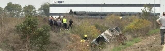 Završio u jarku pored puta: Prva fotografija prevrnutog autobusa u Novoj Pazovi (FOTO)
