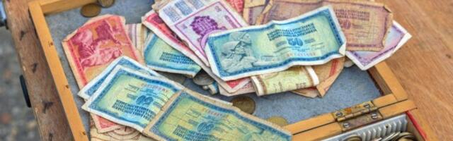 AKO IMATE OVU NOVČANICU OD 100 DINARA, MOŽETE DOBITI DESETINE HILJADA EVRA: Proverite odmah stare štekovе, možda ležite na pravom BOGATSTVU! (FOTO)