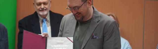 Stefanu Tićmiju dodeljena nagrada Politikinog zabavnika za roman „Tata kaže gambit“