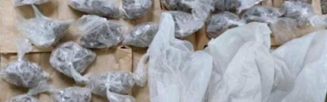 DVOJICA UHAPŠENA NA NOVOM BEOGRADU ZBOG DROGE: Jedan (44) je držao po džepovima, a drugom (21) u kolima policija pronašla preko 500 kesica! (FOTO)