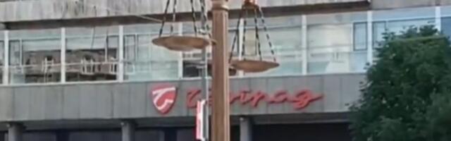 VIDEO Šapićevo "iznenađenje": Skulptura vage sa dva tasa postavljena na Terazijama u Beogradu