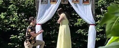 Romantična prosidba postala urnebesna zbog detalja na mladinoj ruci: Isplanirao sve do detalja, ali na jedno nije računao (VIDEO)