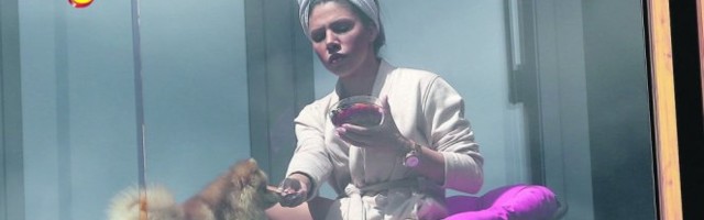 (FOTO) HIT PAPARACO! Sandra Afrika POLUGOLA čeka majsotre! A evo šta kažu KOMŠIJE