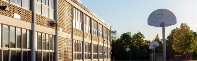 "Ko je dozvolio da kladionica uđe u školu i deli vaučere"