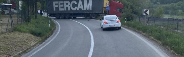 Teška saobraćajna nezgoda kod Topole, sudar putničkog i teretnog vozila