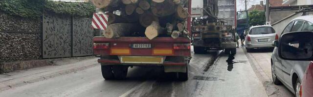 Teretnjak s prikolicom se pokvario nasred ulice kojom teče ulje, došlo do sudara dva vozila
