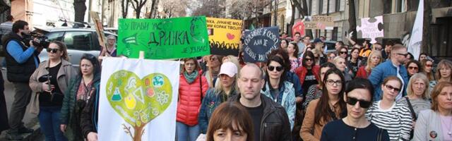 Srbiji nedostaje 80.000 prosvetara, a vlast otpušta skoro 2.000 nastavnika!