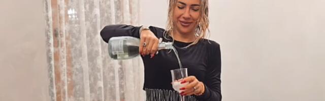 (VIDEO) Mokra do kože se naliva šampanjcem: Jovana Jeremić napravila lom na Zlatiboru