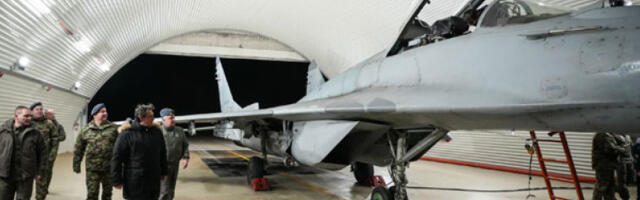 Министар Гашић у новогодишњој ноћи обишао дежурну јединицу ловачке авијације