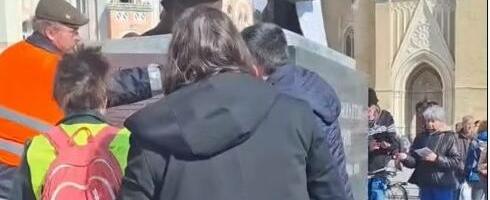 Građani obeležili 200 godina od rođenja Svetozara Miletića na trgu u Novom Sadu