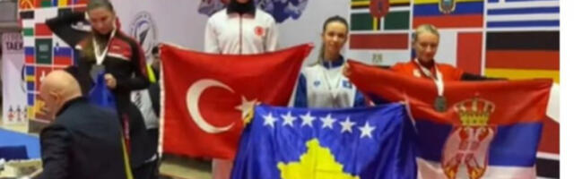 Skandal takmičarke tzv. Kosova: Prekrila srpsku trobojku zastavom lažne države na podijumu (VIDEO)