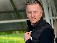 NAPUSTIO TELEVIZIJU I OBUKAO UNIFORMU! Zalizana seda kosa, moćno obeležje i totalna transformacija koju niko nije očekivao od popularnog voditelja!