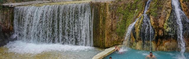 Ova banja izgleda kao iz filma, a možete uživati u vodi do 2 ujutru: Evo gde se nalazi "raj za 3 evra"
