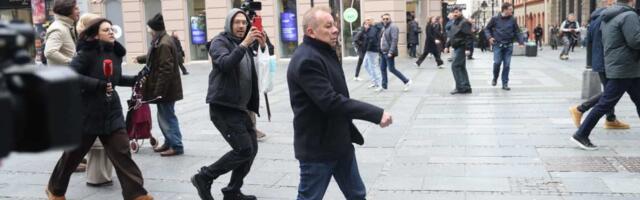 ĐOKIĆEV PROREKTOR DOŠAO ISPRED REKTORATA DA OMETA ISTRAGU, PA POBEGAO OD JEDNE ŽENE! Bojović u trku ispred novinarke, NESTAO U SPOREDNIM ULICAMA (FOTO)