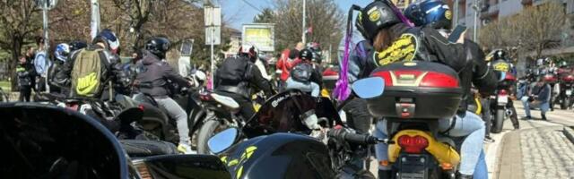 Tutnji kroz Paraćin: Svi izašli da vide šta se dešava na ulici, evo o čemu je reč (VIDEO)