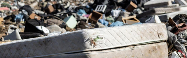 Čistačica odnela stari dušek na deponiju i izazvala haos i paniku: Morala da se uključi i policija