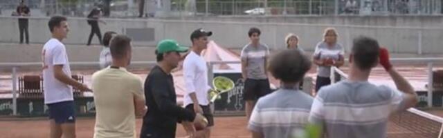 "S*anje, zvaćemo direktora turnira"! Menšik i njegov tim besneli na predstavnike Rolan Garosa zbog prekinutog treninga pred četvrtfinale /VIDEO/