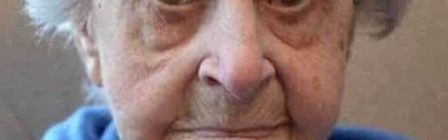 Ulazi baka u erotik šop...