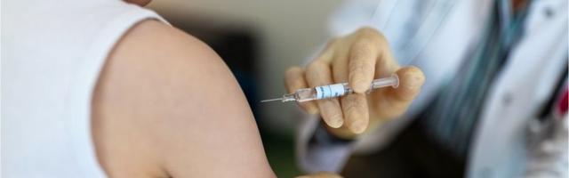 Korona virus: U Srbiji skoro 8.000 novozaraženih, američki stručnjaci dali zeleno svetlo Fajzer vakcini za decu od pet do 11 godina