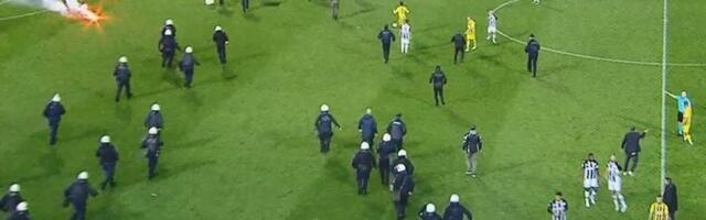Prekinut derbi u Solunu, navijači PAOK-a uleteli u teren u 92. minutu (VIDEO)