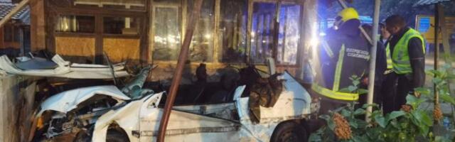 LANČANI SUDAR KAMIONA I AUTOMOBILA KOD ČAČKA! Od siline udara auto leteo, pa završio u kafani! (FOTO, VIDEO)