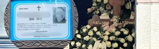 BELI BALONI ZA DEVOJČICU KOJU JE UBIO KOSTA K.! Sahranjena maloletna M.K. DRUGOVI SE OPROSTILI OD DRUGARICE!