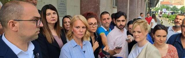 Popović ispred Skupštine grada: Oni koji sede unutra misle da mogu sve, a uskoro više neće moći NIŠTA