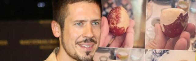 NIKOLA ROKVIĆ POJEO PROŠLOGODIŠNJU ČUVARKUĆU! Odlučio da pojede staro vaskršnje jaje i sve iznenadio, a onda je otkrio kako izgleda (FOTO)