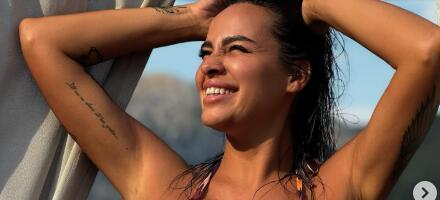 JODŽIROVA ŽENA POKAZALA OGROMNU TETOVAŽU: Tribal ispod grudi bode oči, bikini sve otkrio (FOTO)