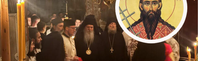 OTVOREN KIVOT SA MOŠTIMA SVETOG STEFANA DEČANSKOG: Vernici ispunili Visoke Dečane na veliki praznik (FOTO)