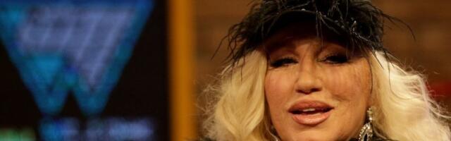 Nada Topčagić mrtva pijana letela avionom: Osoblje moralo da iznosi pevačicu