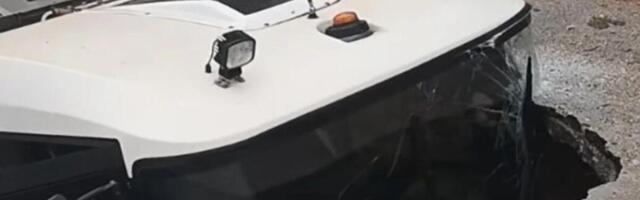 "ZEMLJA SE OTVORILA I POČELA DA GUTA VOZILO" Jeziv incident usred bela dana, vozač u zadnji čas iskočio iz auta