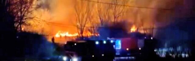 Odjeknule detonacije, policija blokirala sve prilaze: Poznati beogradski splav izgoreo do temelja (VIDEO)