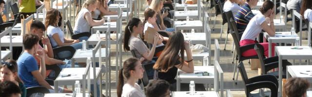 Osmaci i danas polažu probni završni ispit! Na redu je test iz srpskog jezika i predmeta po izboru