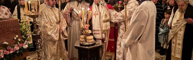 Patrijarh Porfirije služi liturgiju u manastiru Visoki Dečani