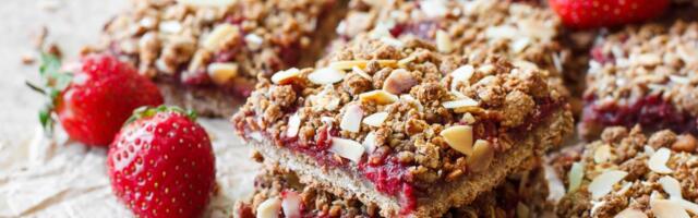 Prolećni hit u vašoj kuhinji: Ovsene štanglice sa bademom i domaćim džemom od jagoda