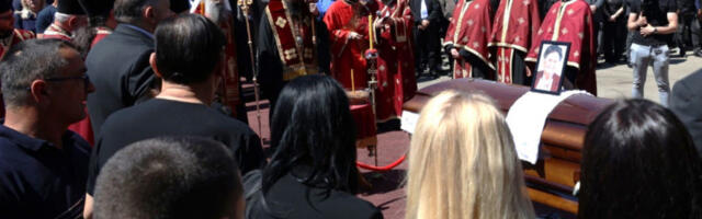 TUGA I TIŠINA KOJI GOVORE VIŠE OD REČI: Patrijarh Porfirije služio opelo Miri Dodik na porodičnom groblju u Mrčevcima