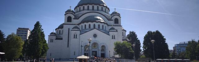 Čolina ćerka u koloni ispred Hrama Svetog Save: Satima čekala da se pokloni svetinji (FOTO)