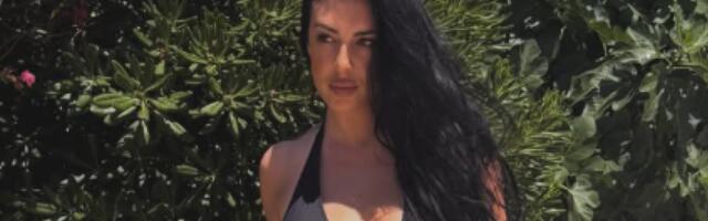 Gaćice se rastegle do tačke pucanja! Rasna crnka obline jedva spakovala u bikini: "Treba joj neko od 190 cm"