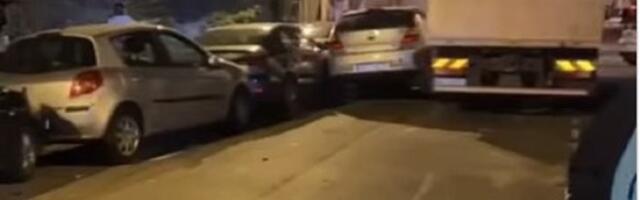 Kamion vukao za sobom 9 parkiranih vozila (VIDEO i FOTO)