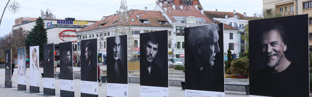 “Privilegovani objektivi“: Mobilna ulična galerija u centru Čačka (FOTO)