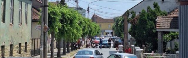 OBOREN MOTOCIKLISTA KOD ČAČKA! Nezgoda u samom centru - POLICIJA NA LICU MESTA! (VIDEO)