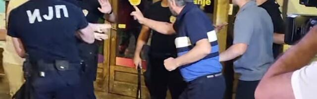 Haos u centru Čačka: Građani pokušali da probiju kordon i uđu u prostorije SNS, reagovala policija