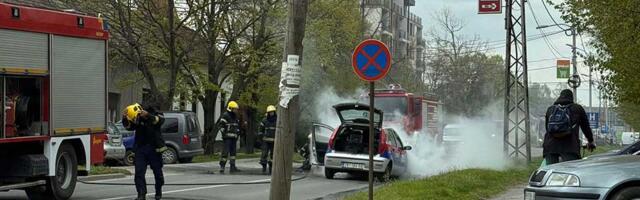 FOTO: Zapalio se automobil u Ulici Žarka Zrenjanina, vatrogasci brzo reagovali